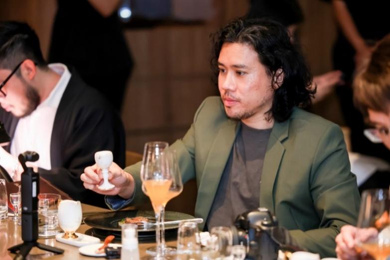 一群人正在用餐聊天

AI 生成的内容可能不正确。